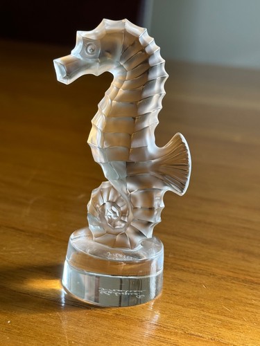 Lalique frosted glass - -,